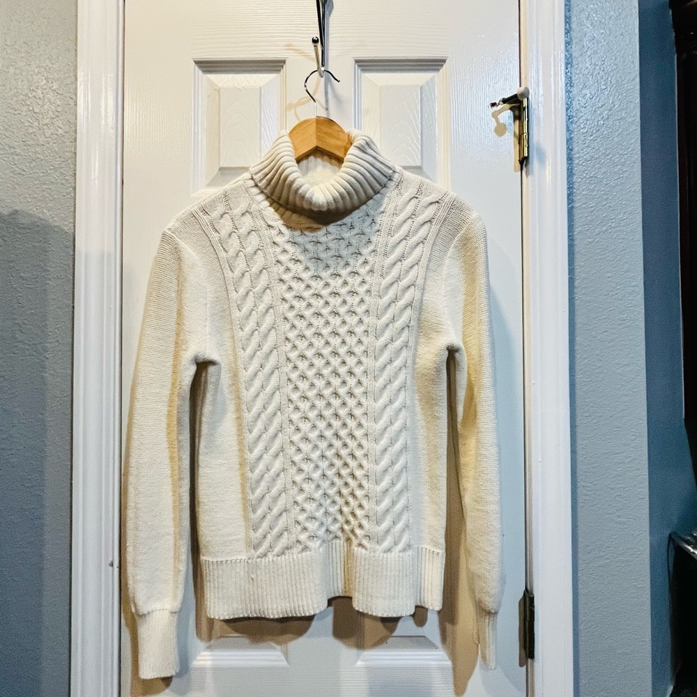 Gap beige long sleeve turtleneck sweater.  Size M.  Excellent condition.